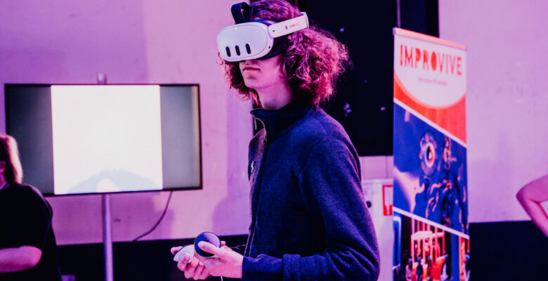 Interactie tussen VR en jongeren op Night of the Nerds.
